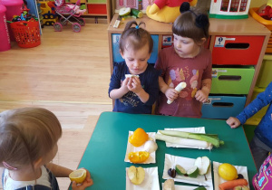 Dzieci rozpoznają smaki owoców i warzyw.
